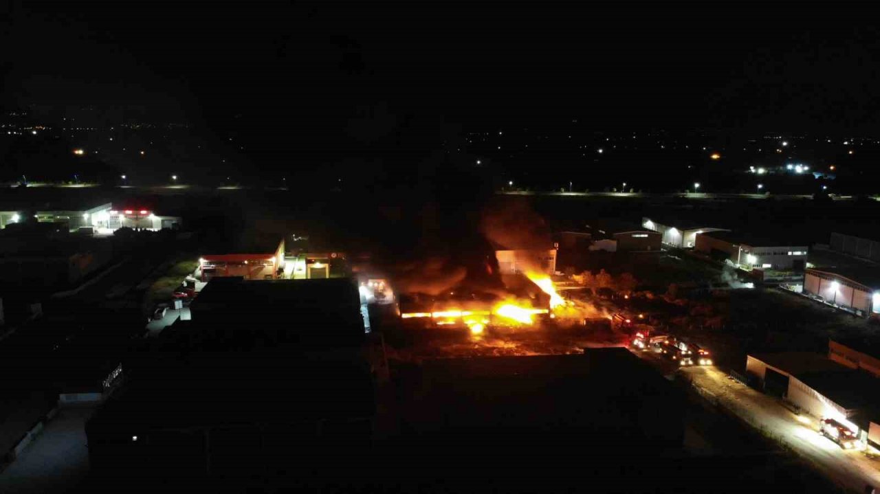 Manisa’da geri dönüşüm depolama alanında yangın