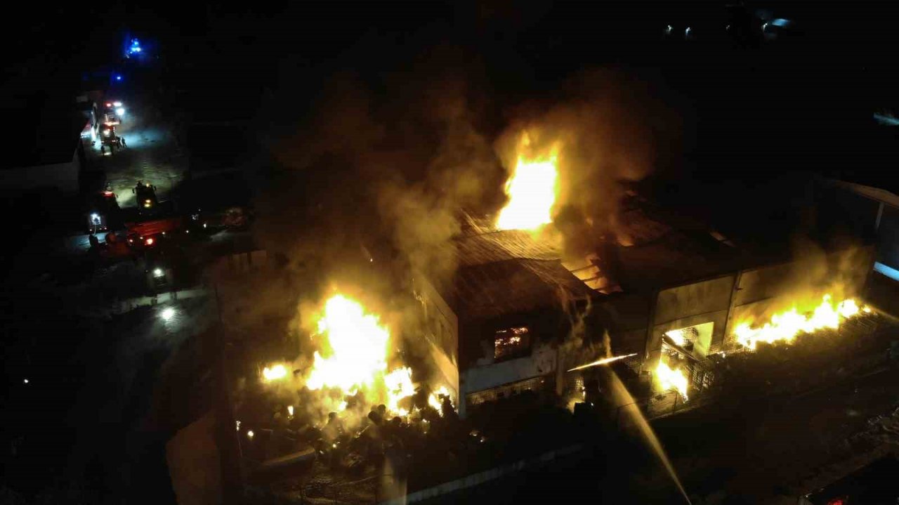 Manisa’da geri dönüşüm depolama alanında yangın