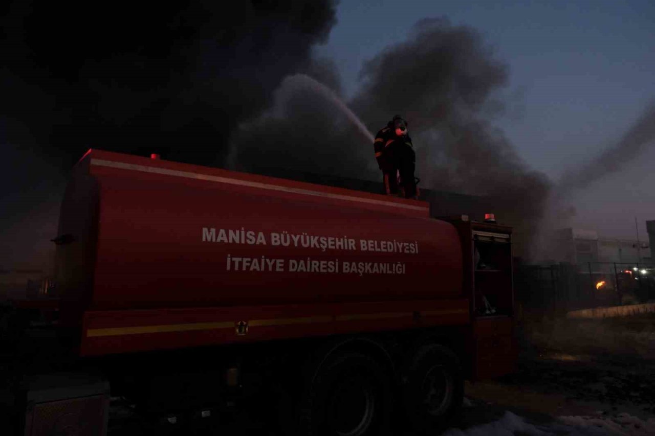 Manisa’da geri dönüşüm depolama alanında yangın