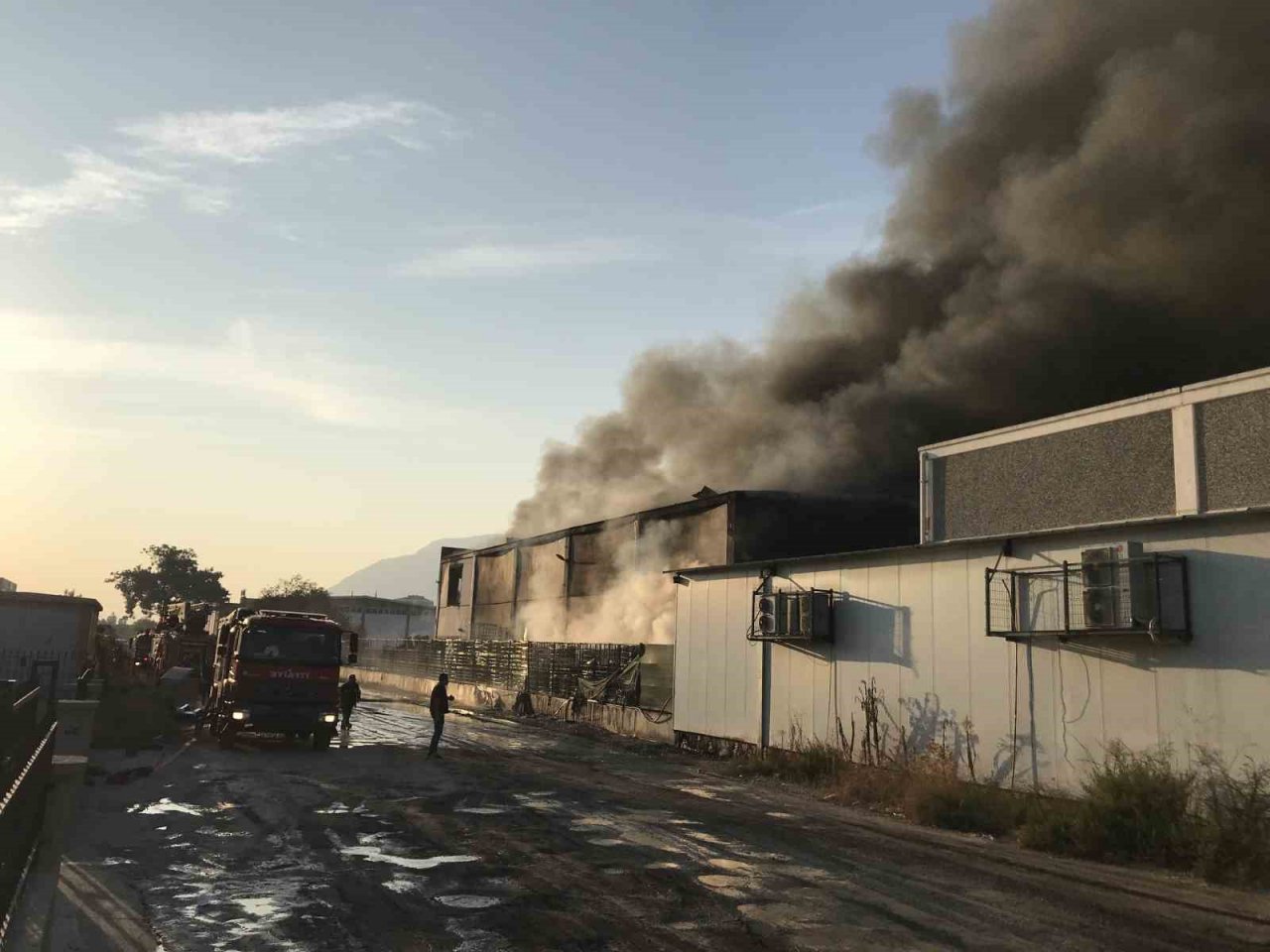 Manisa’daki atık depolama tesisndeki yangın kontrol altında