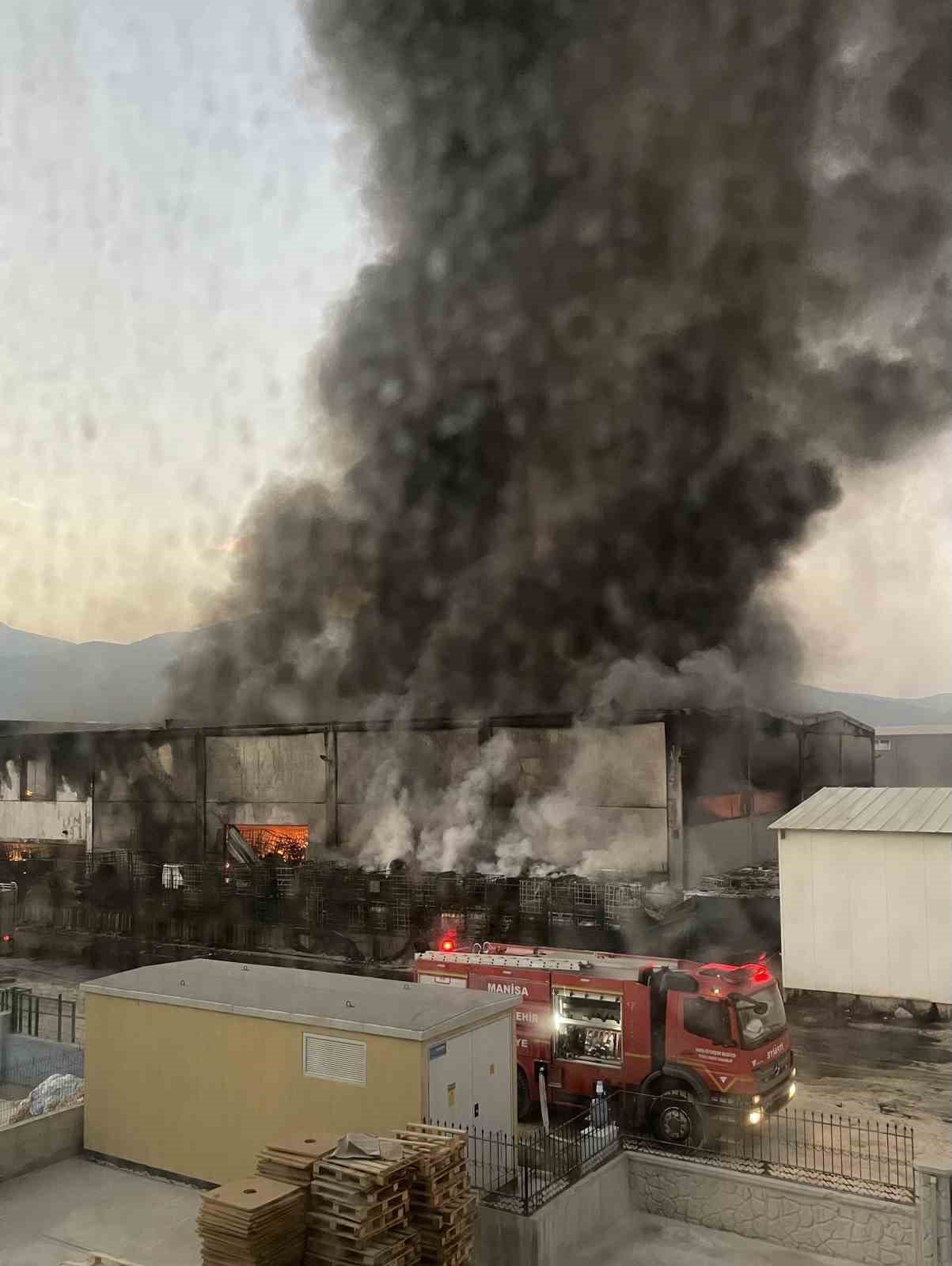 Manisa’daki atık depolama tesisndeki yangın kontrol altında