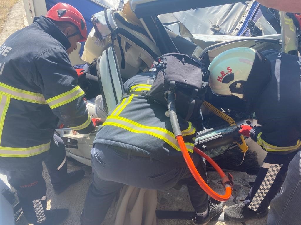 Devrilen tırın sürücüsü sıkıştığı yerden kurtarıldı