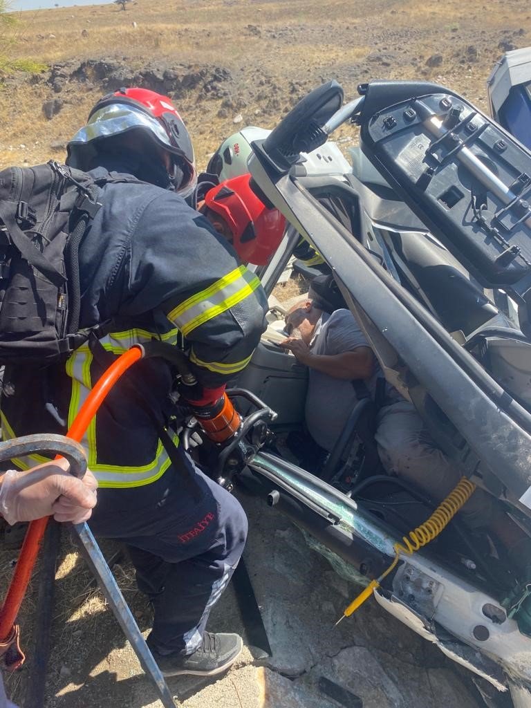 Devrilen tırın sürücüsü sıkıştığı yerden kurtarıldı