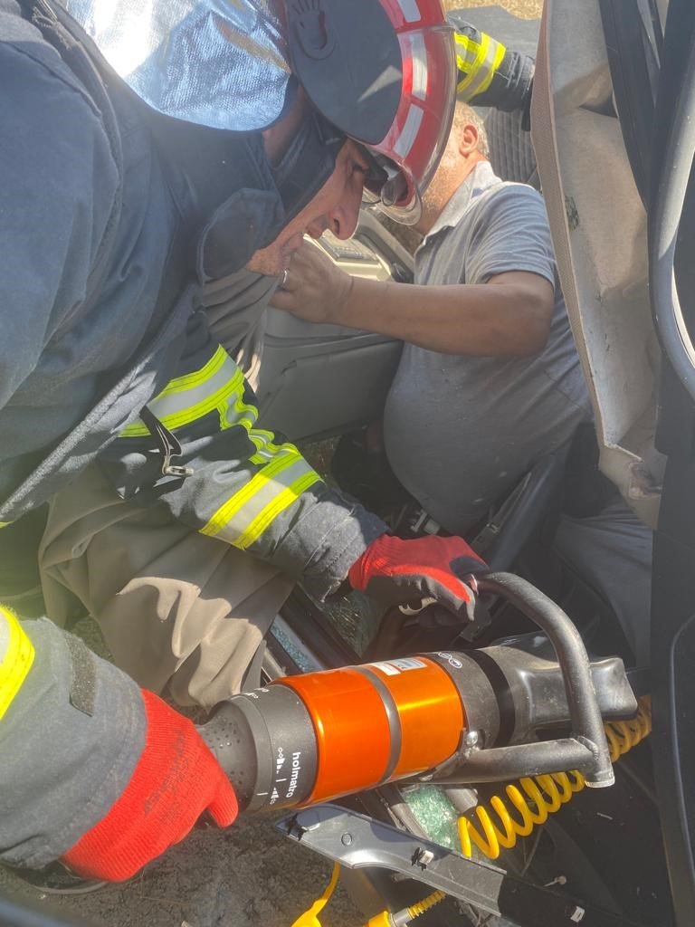 Devrilen tırın sürücüsü sıkıştığı yerden kurtarıldı