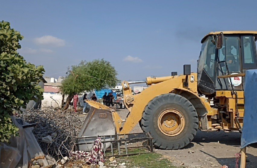 Osmaniye’de enkazdan çıkan demirleri çalan hırsızlara yönelik operasyon