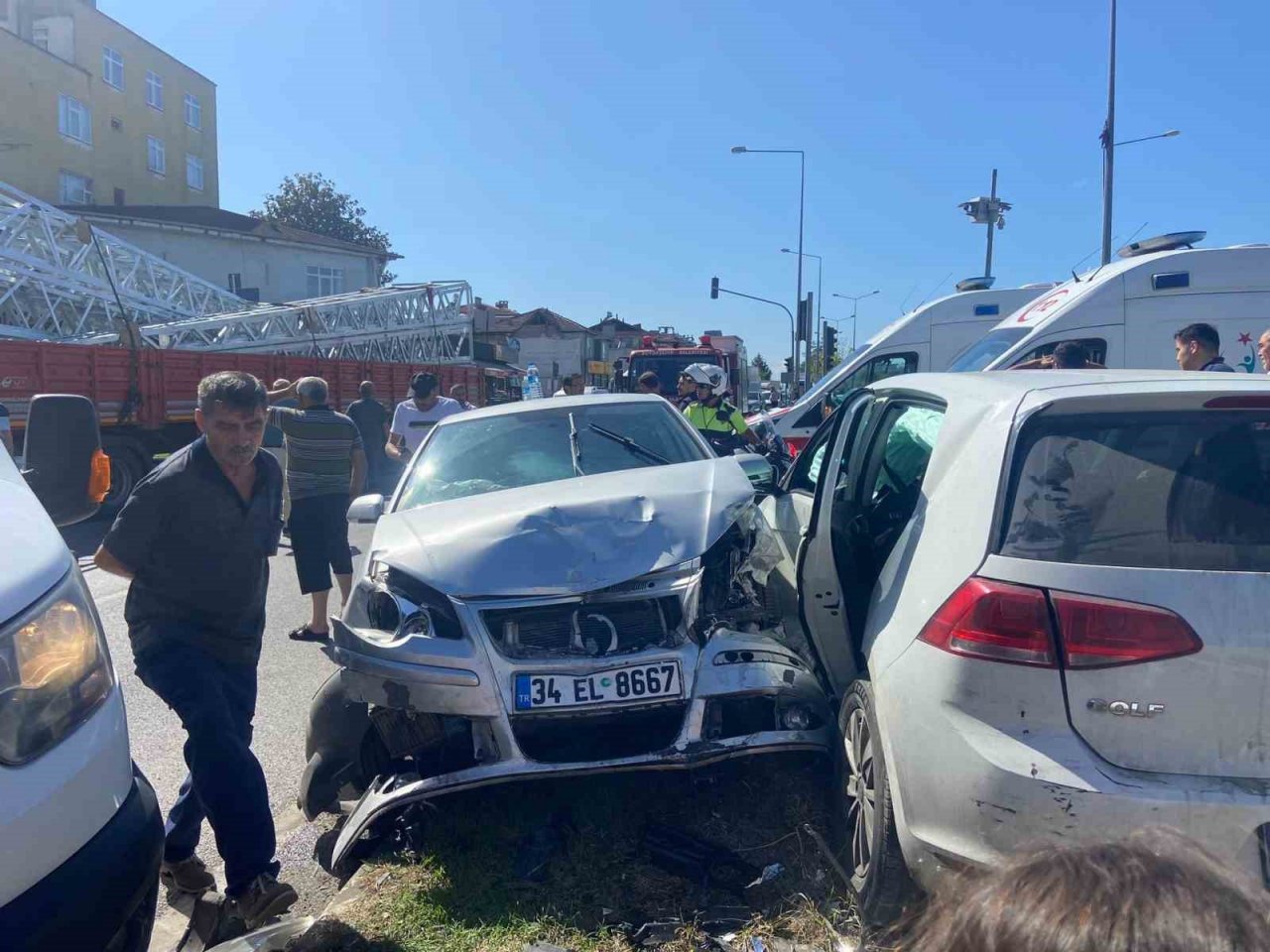 Çarpışan iki otomobil refüje savruldu: 7 yaralı