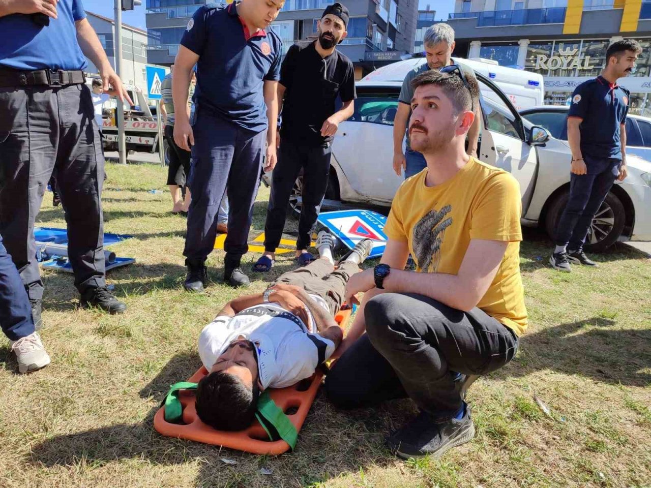 Çarpışan iki otomobil refüje savruldu: 7 yaralı