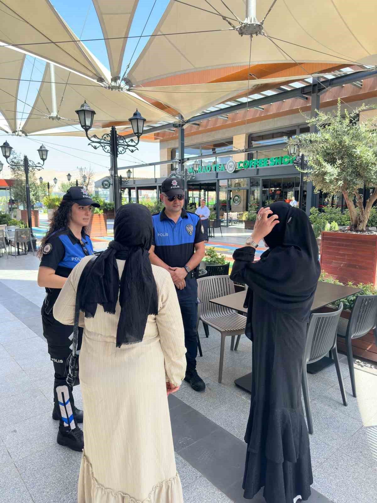 Cizre polisi kadınları bilgilendirip KADES’i tanıttı