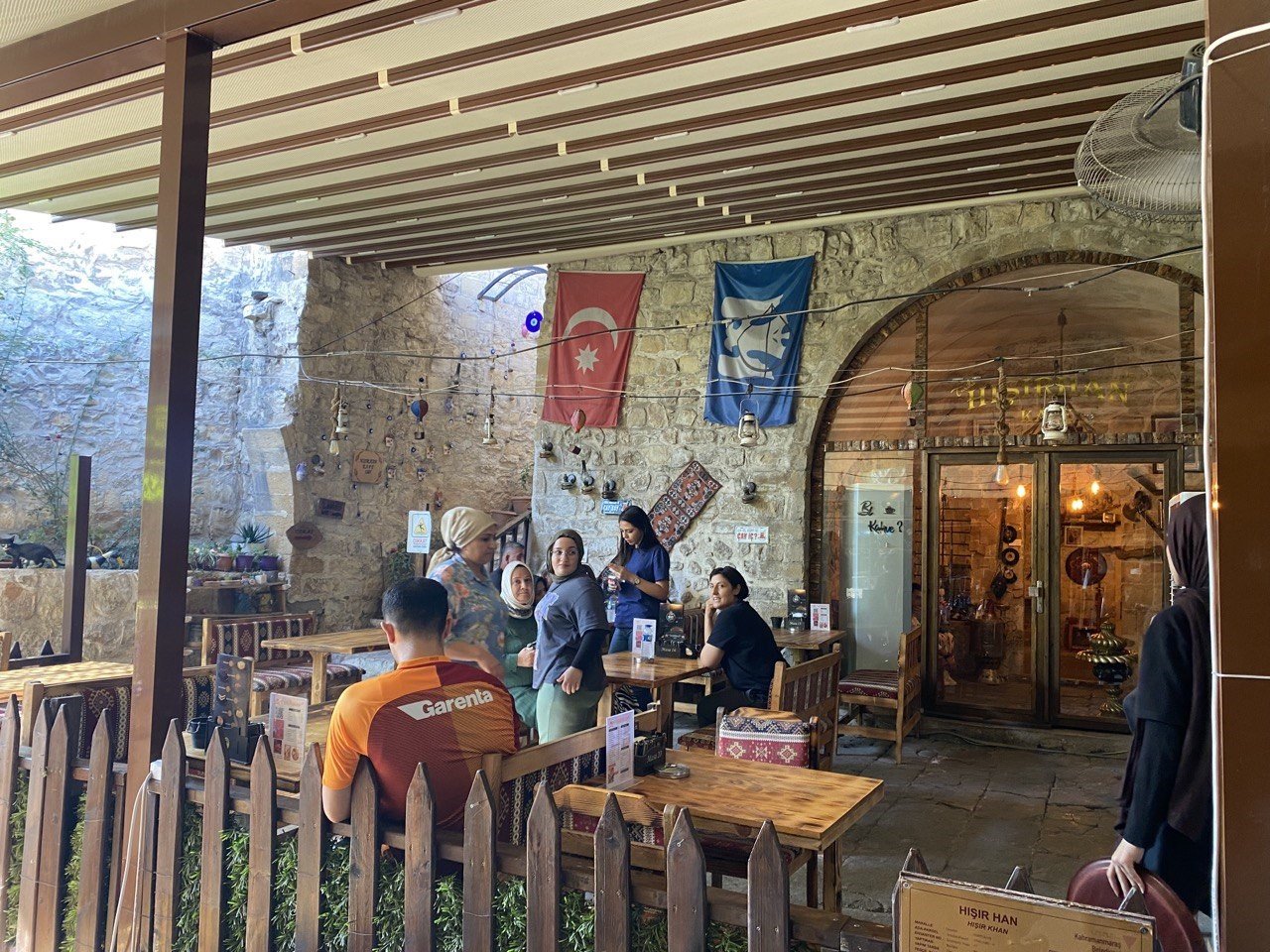 5 asırlık Kapalı Çarşı’yı gezenler Hışır Han’ın serin avlusunda tarihe tanıklık ediyor