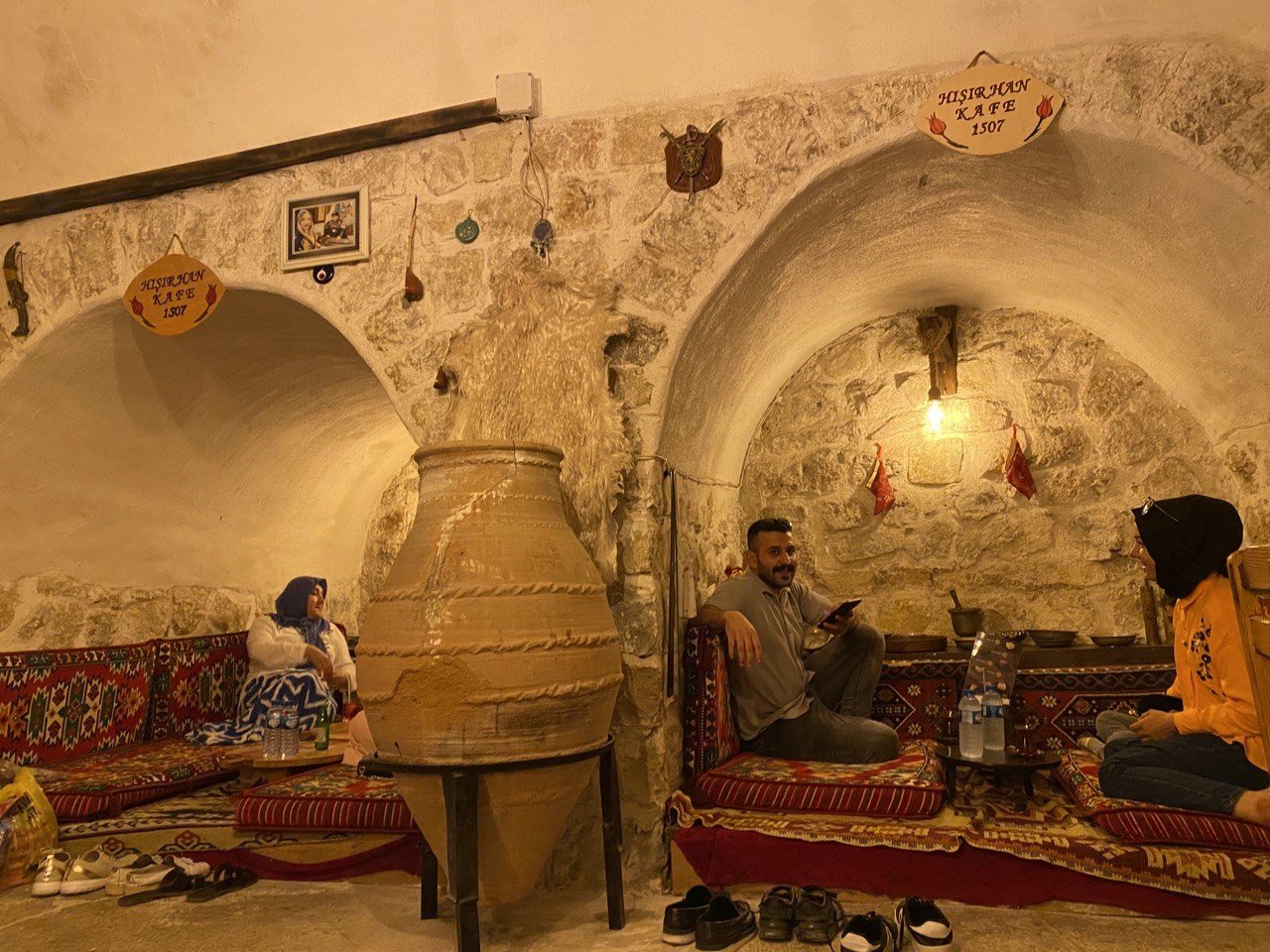 5 asırlık Kapalı Çarşı’yı gezenler Hışır Han’ın serin avlusunda tarihe tanıklık ediyor