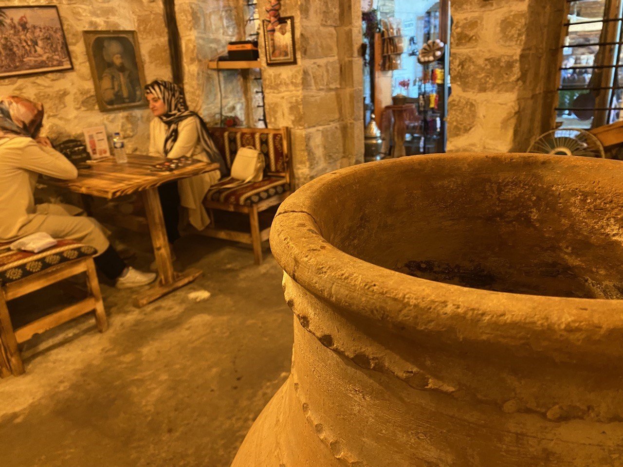 5 asırlık Kapalı Çarşı’yı gezenler Hışır Han’ın serin avlusunda tarihe tanıklık ediyor