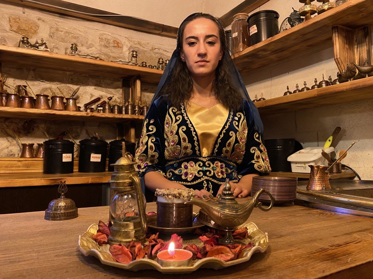 5 asırlık Kapalı Çarşı’yı gezenler Hışır Han’ın serin avlusunda tarihe tanıklık ediyor