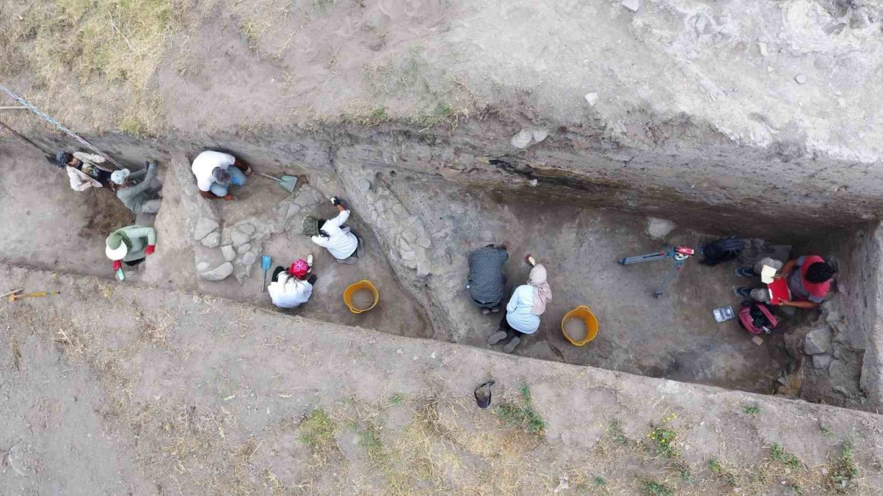 Tavşanlı Höyük kazılarında 3 bin 700 yıllık insan beyni ve deri kalıntıları çıktı