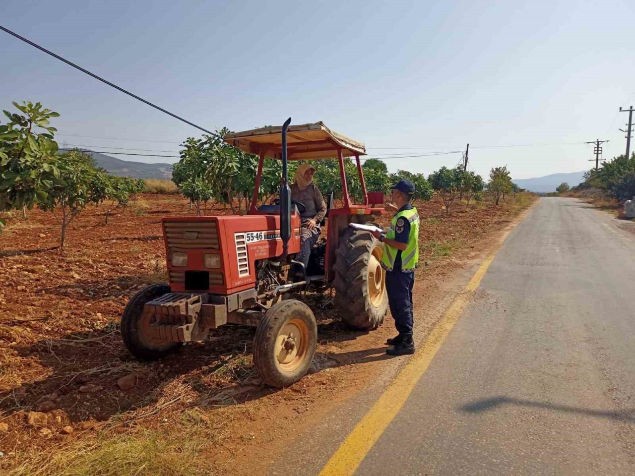 Jandarma, Karacasu’da traktör sürücülerine eğitim verdi