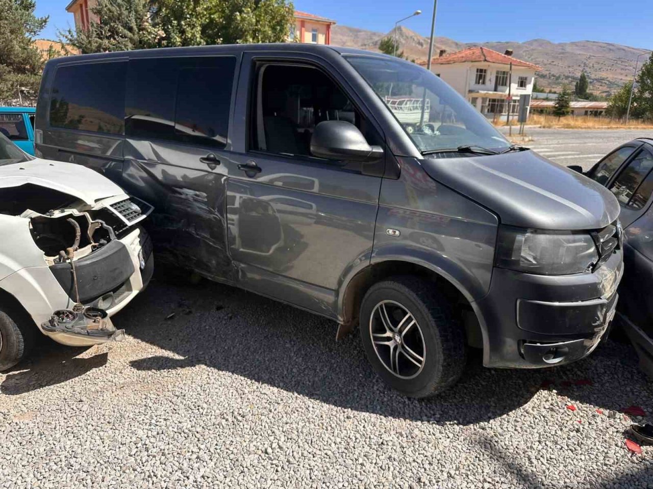 Üç aracın karıştığı kazada 1 kişi yaralandı