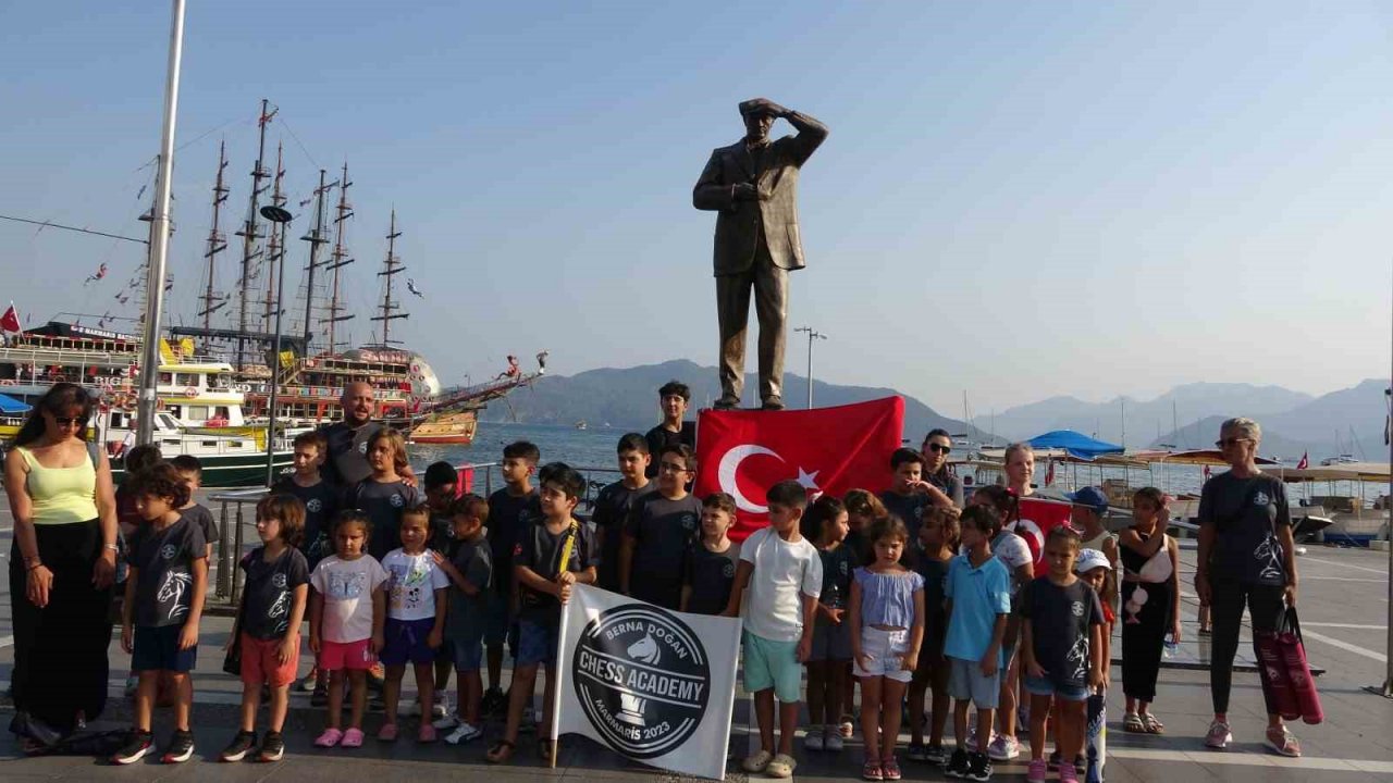 Marmaris’te çocuklar sokakta satranç oynadı