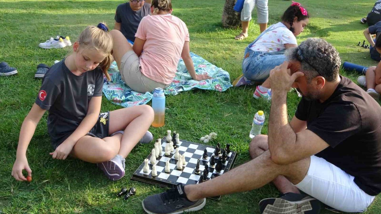 Marmaris’te çocuklar sokakta satranç oynadı
