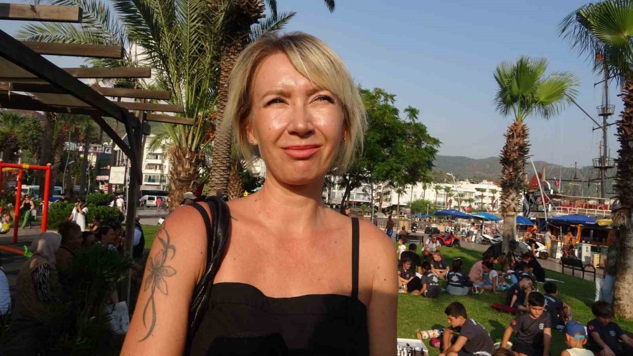 Marmaris’te çocuklar sokakta satranç oynadı