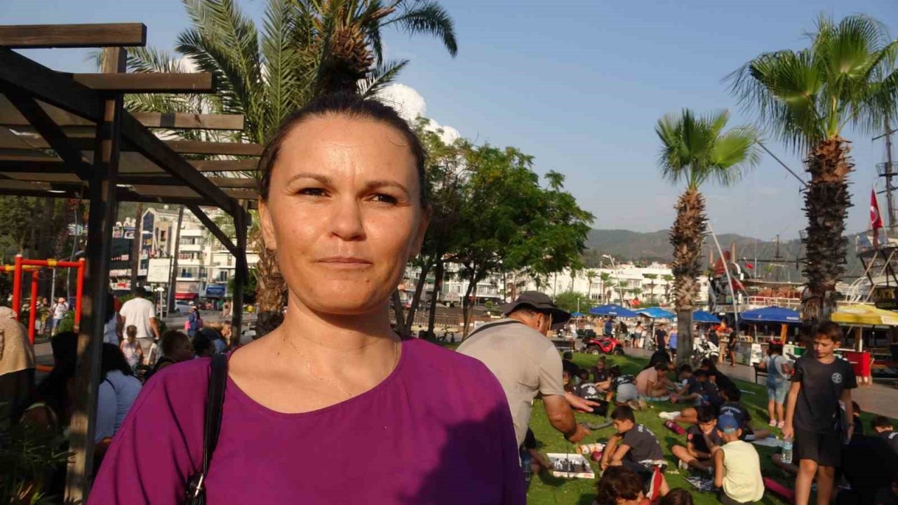 Marmaris’te çocuklar sokakta satranç oynadı