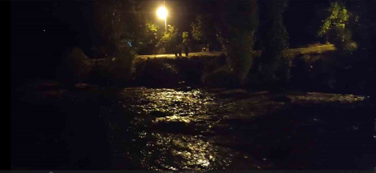 Uzundere’de sağanak yağış korkuttu