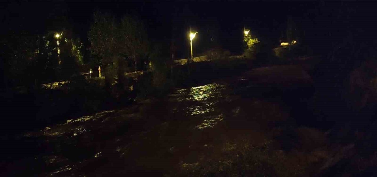 Uzundere’de sağanak yağış korkuttu