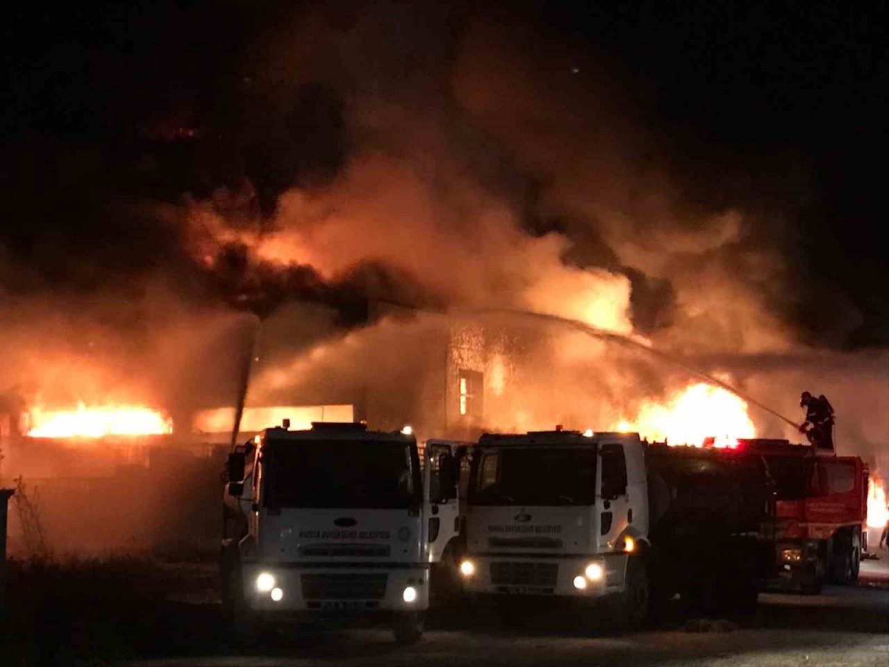 Manisa’da geri dönüşüm depolama alanına yangın çıktı. Olay yerine çok sayıda itfaiye ekibi sevk edilirken yangına müdahale sürüyor.