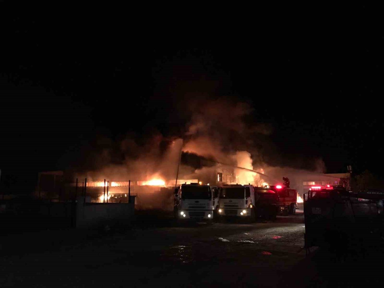 Manisa’da geri dönüşüm depolama alanına yangın çıktı. Olay yerine çok sayıda itfaiye ekibi sevk edilirken yangına müdahale sürüyor.