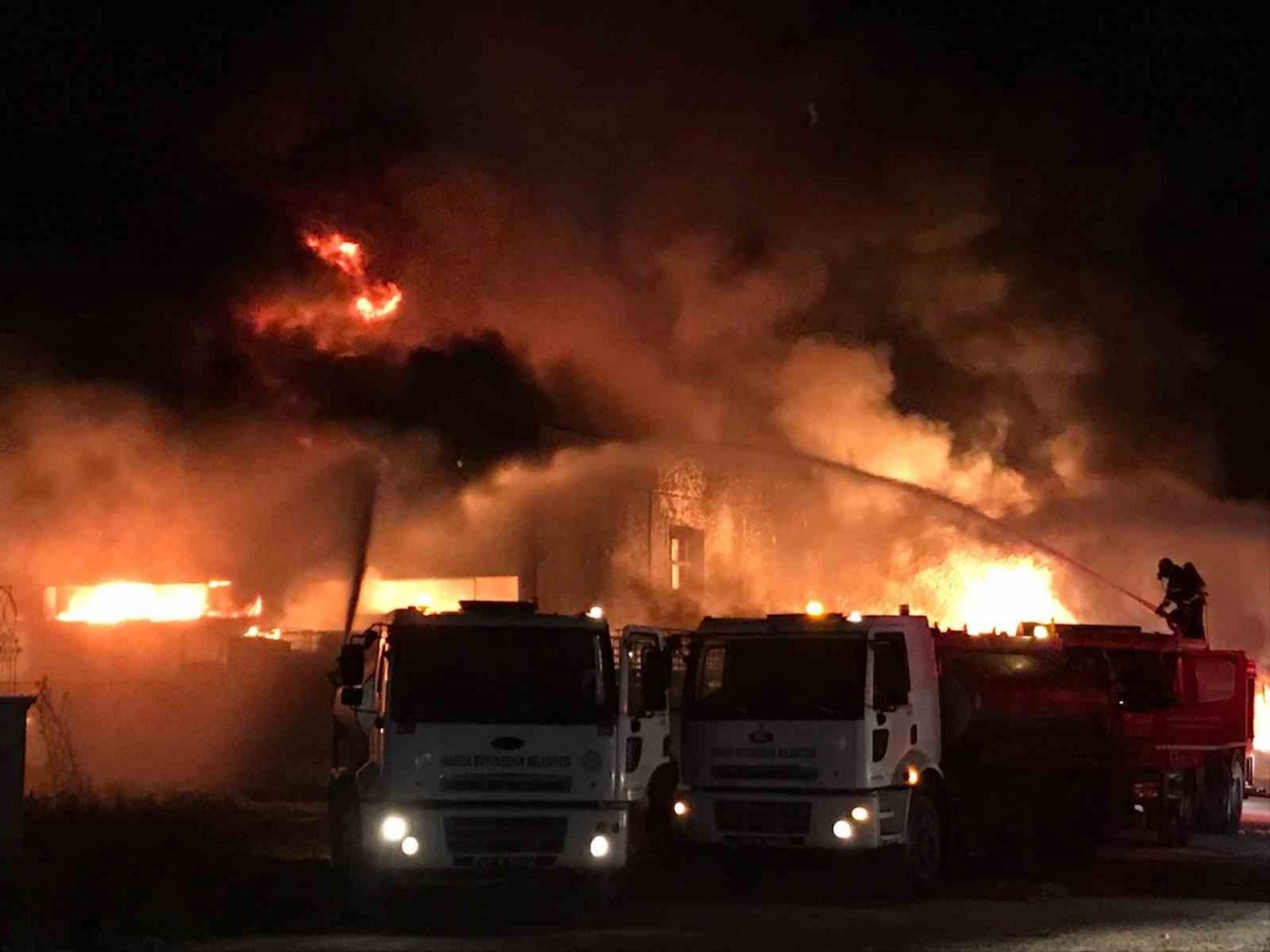 Manisa’da geri dönüşüm depolama alanına yangın çıktı. Olay yerine çok sayıda itfaiye ekibi sevk edilirken yangına müdahale sürüyor.