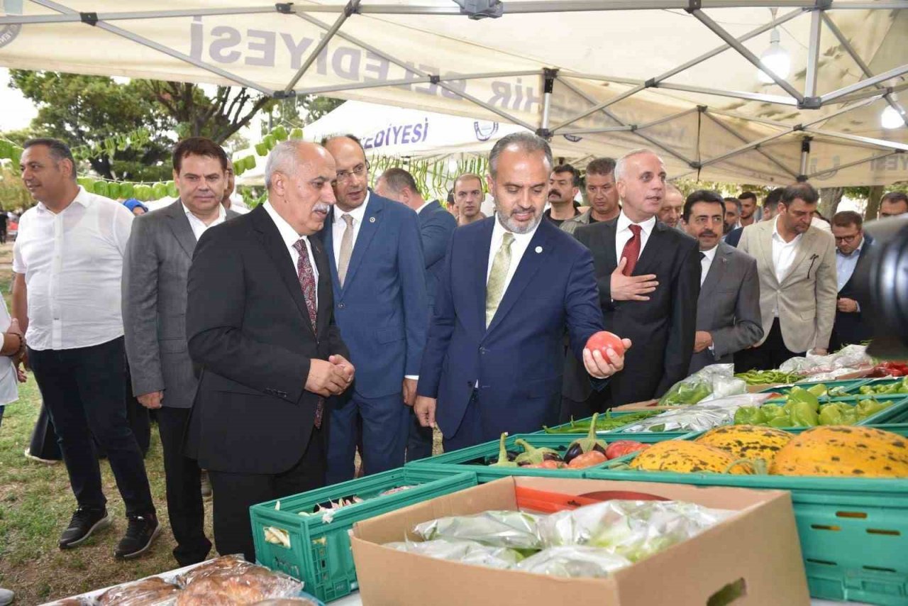 Yenişehir Biber Festivalii’nde Hakan Altun ve Merve Özbey rüzgarı