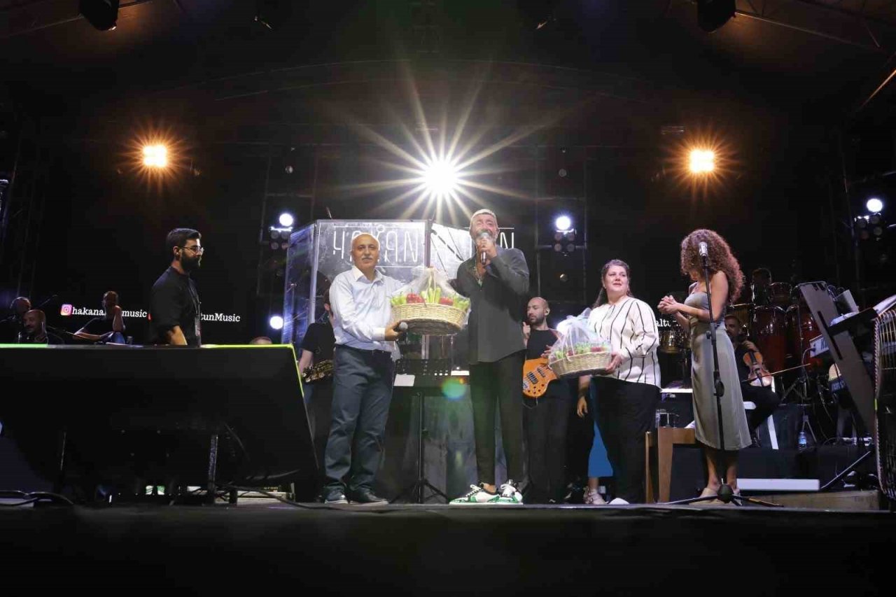 Yenişehir Biber Festivalii’nde Hakan Altun ve Merve Özbey rüzgarı