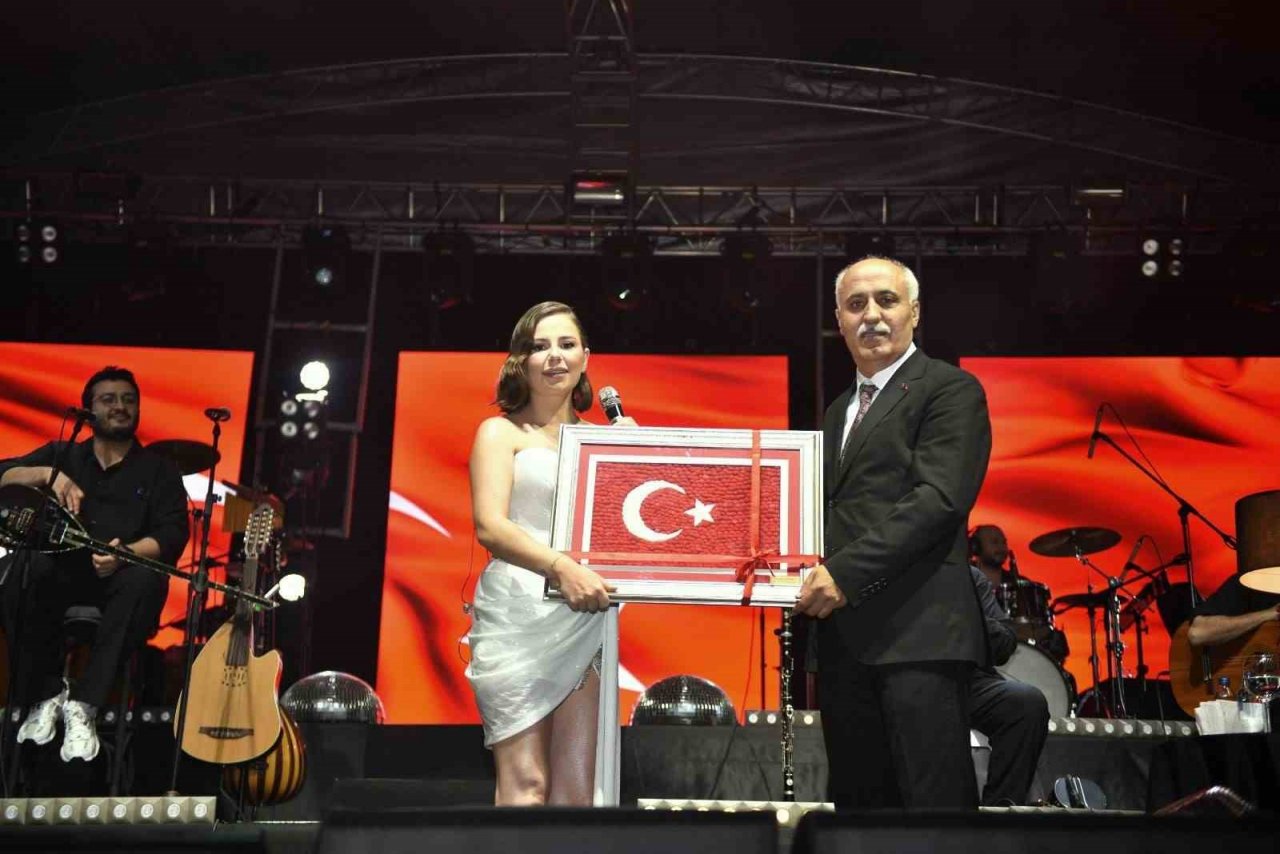 Yenişehir Biber Festivalii’nde Hakan Altun ve Merve Özbey rüzgarı