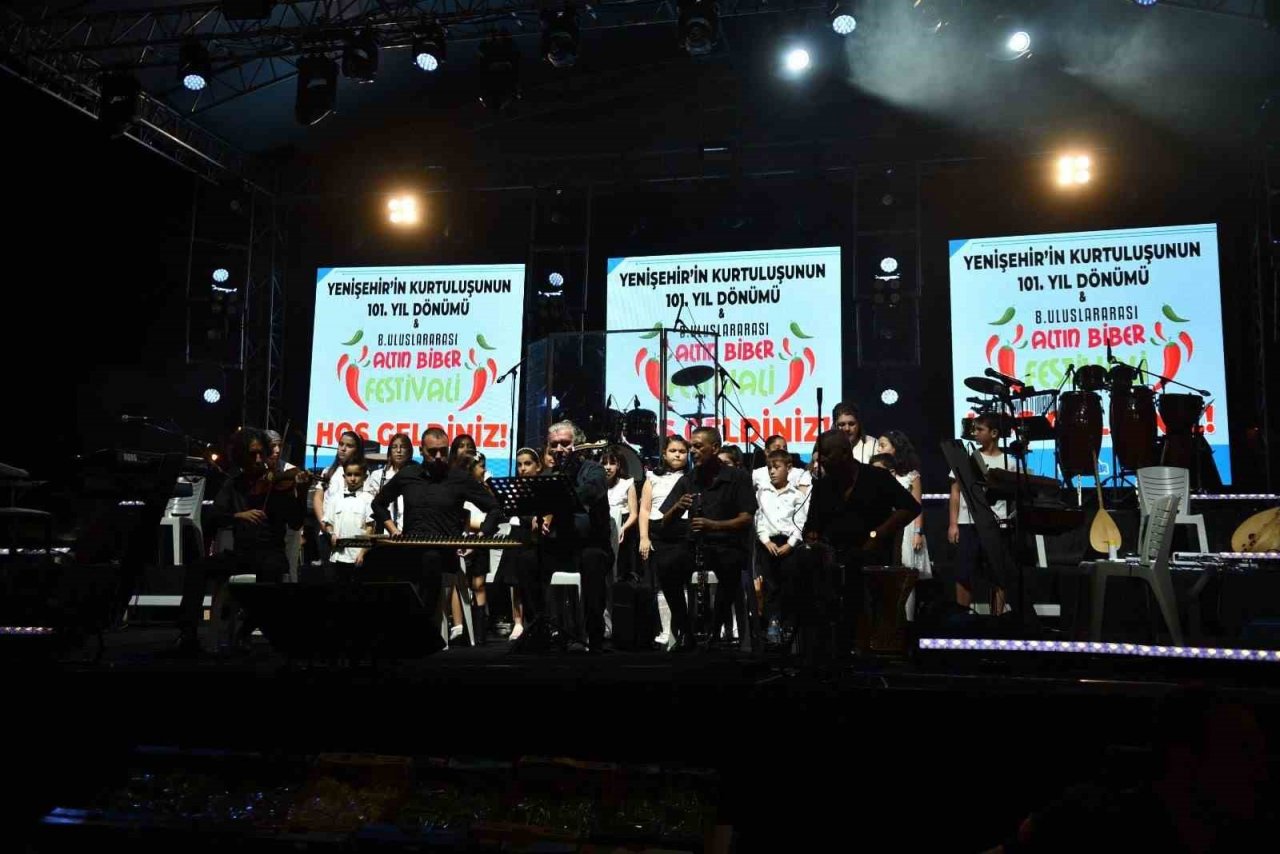 Yenişehir Biber Festivalii’nde Hakan Altun ve Merve Özbey rüzgarı