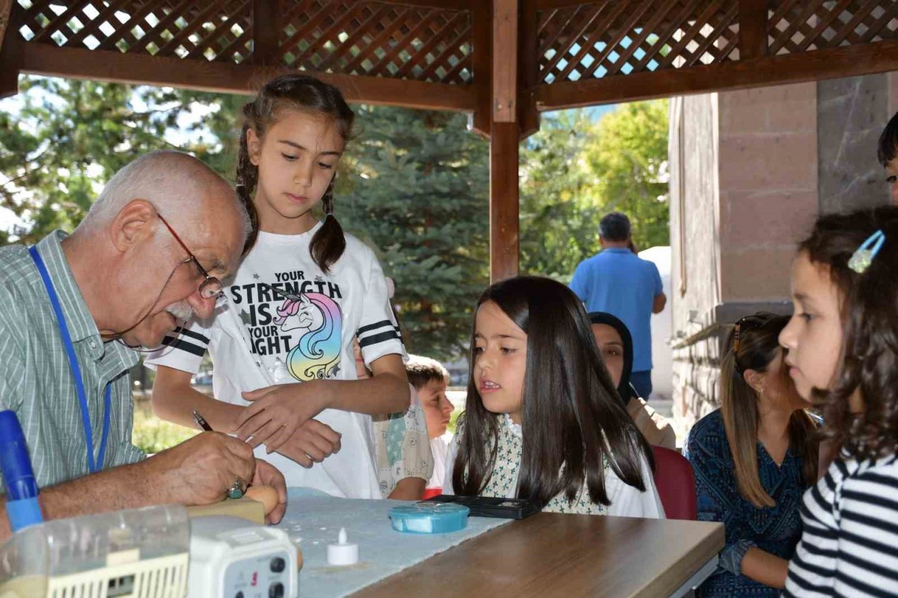 Yumurta kabuğundan sanatı çocuklara öğretti