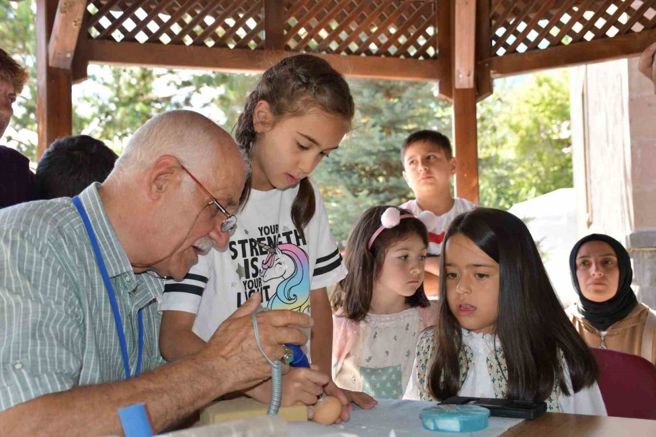Yumurta kabuğundan sanatı çocuklara öğretti