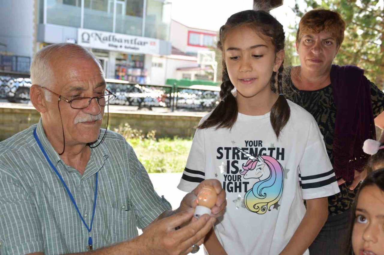 Yumurta kabuğundan sanatı çocuklara öğretti