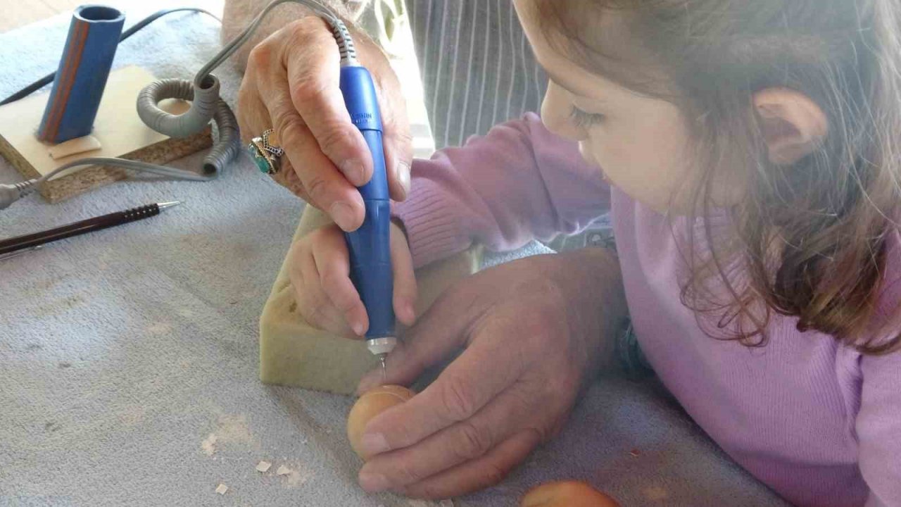 Yumurta kabuğundan sanatı çocuklara öğretti