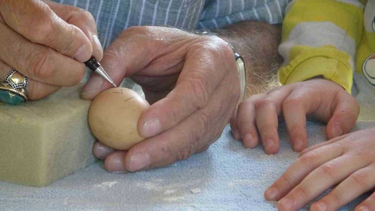 Yumurta kabuğundan sanatı çocuklara öğretti