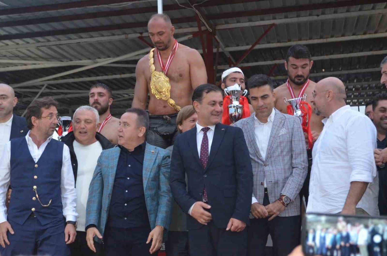 671. Tarihi Elmalı Yağlı Güreşleri’nde başpehlivan Ali Gürbüz