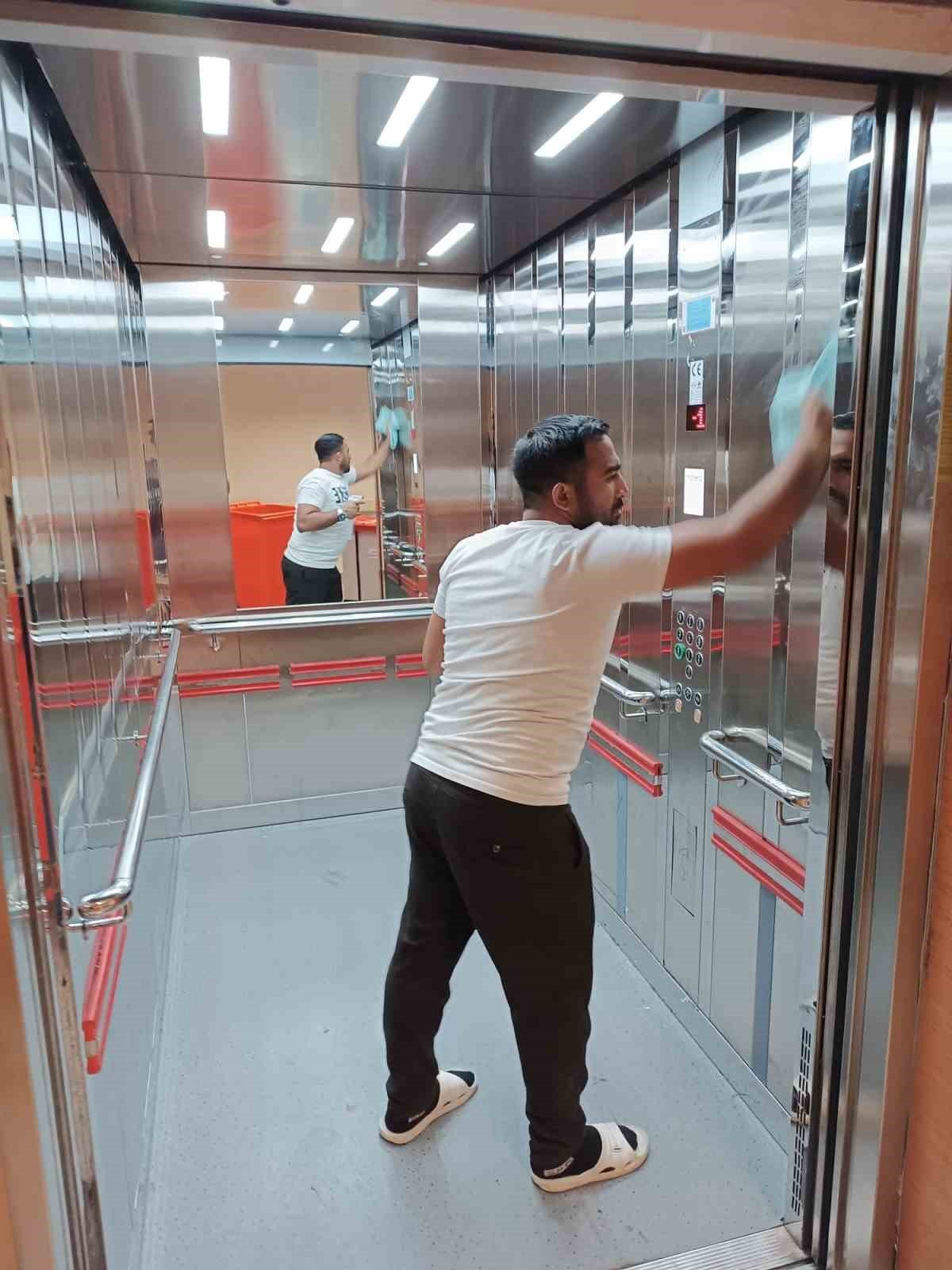 Ağrı Eğitim ve Araştırma Hastanesi, temizlik ve bakım çalışmalarıyla dikkat çekiyor