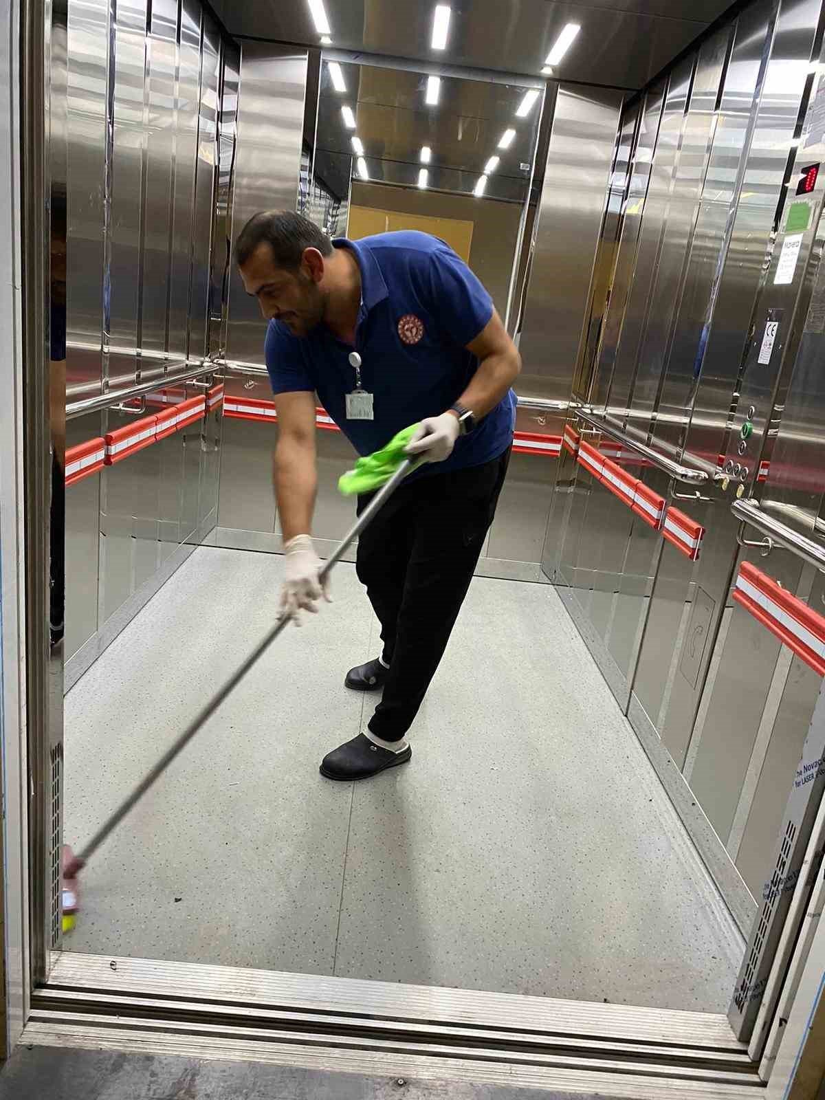 Ağrı Eğitim ve Araştırma Hastanesi, temizlik ve bakım çalışmalarıyla dikkat çekiyor