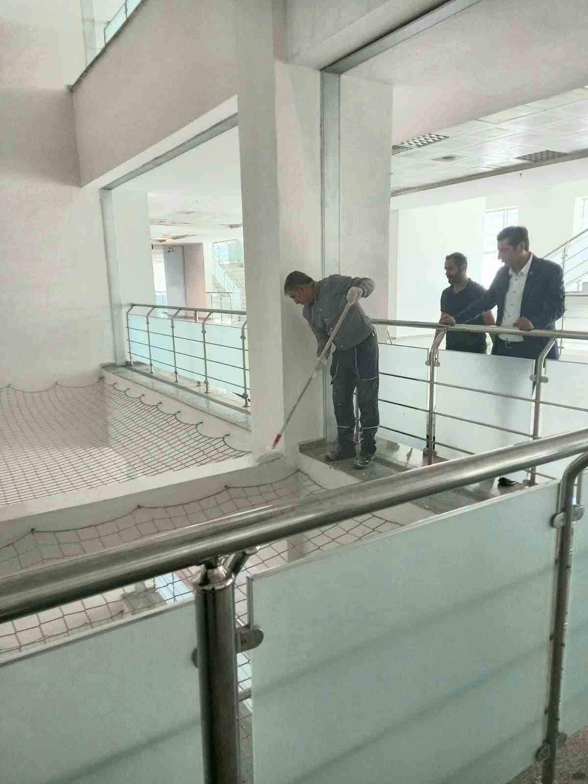 Ağrı Eğitim ve Araştırma Hastanesi, temizlik ve bakım çalışmalarıyla dikkat çekiyor