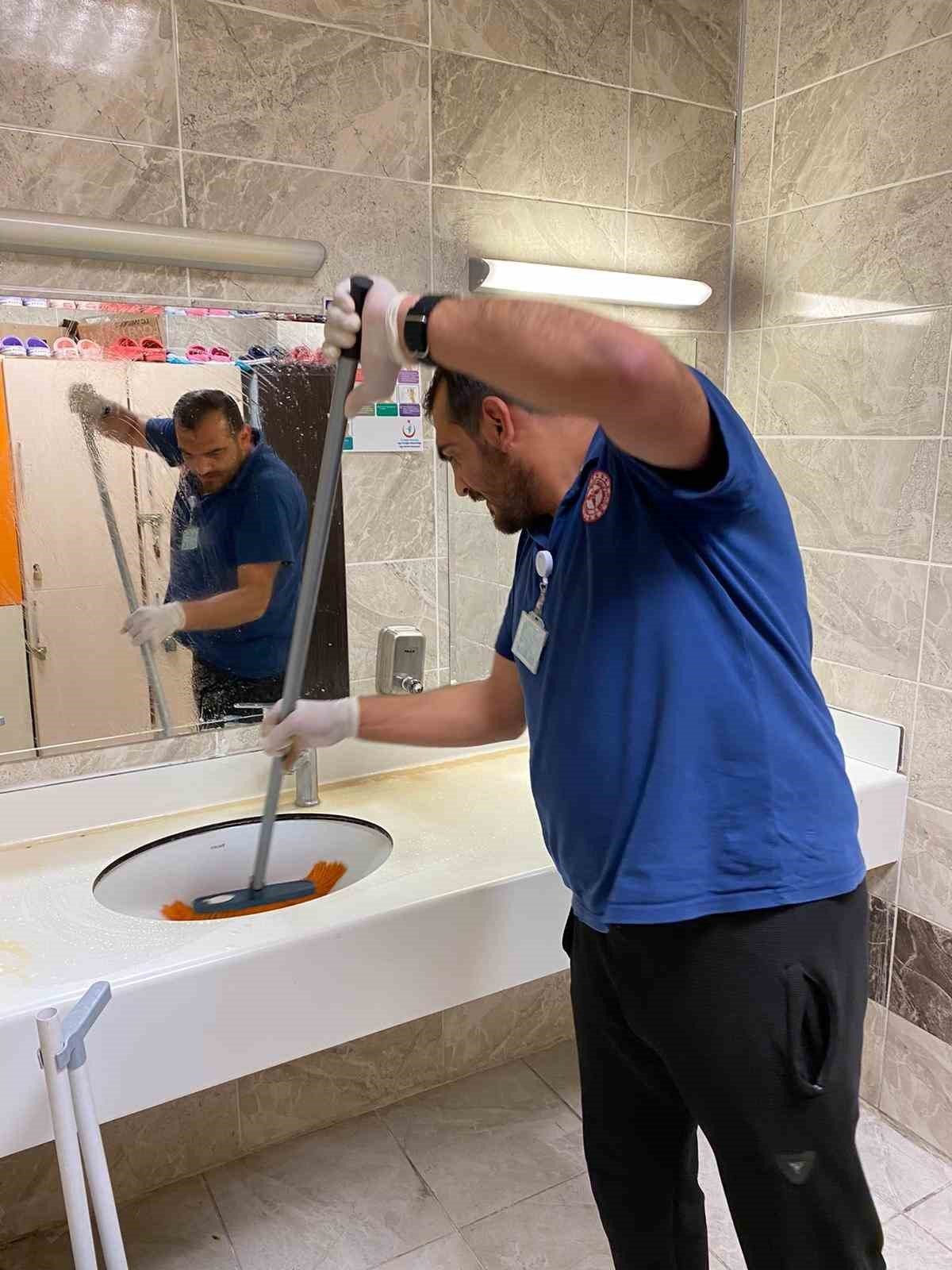 Ağrı Eğitim ve Araştırma Hastanesi, temizlik ve bakım çalışmalarıyla dikkat çekiyor