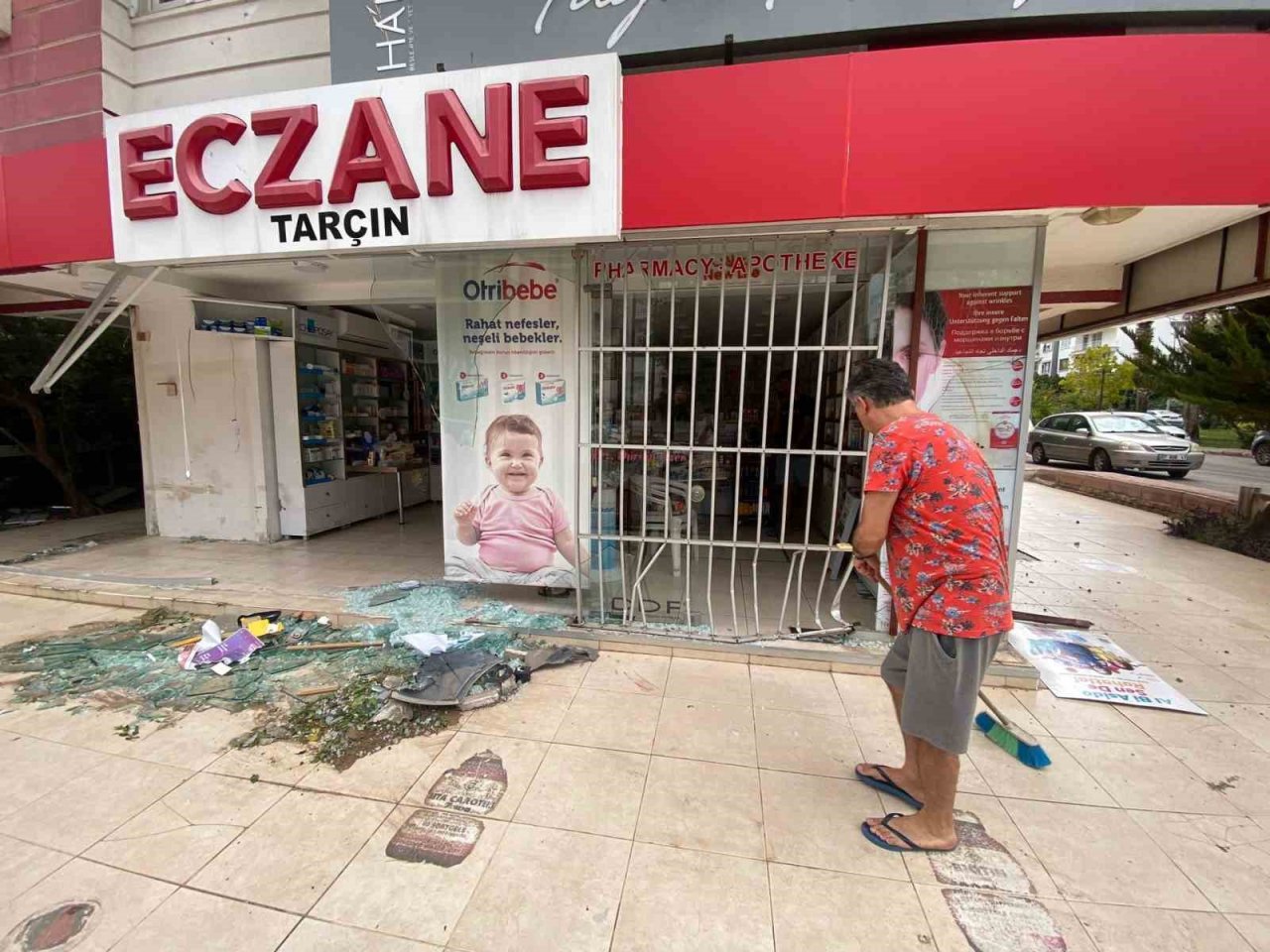 Hızını alamayan otomobil önce eczaneye sonra dönerci dükkanına daldı