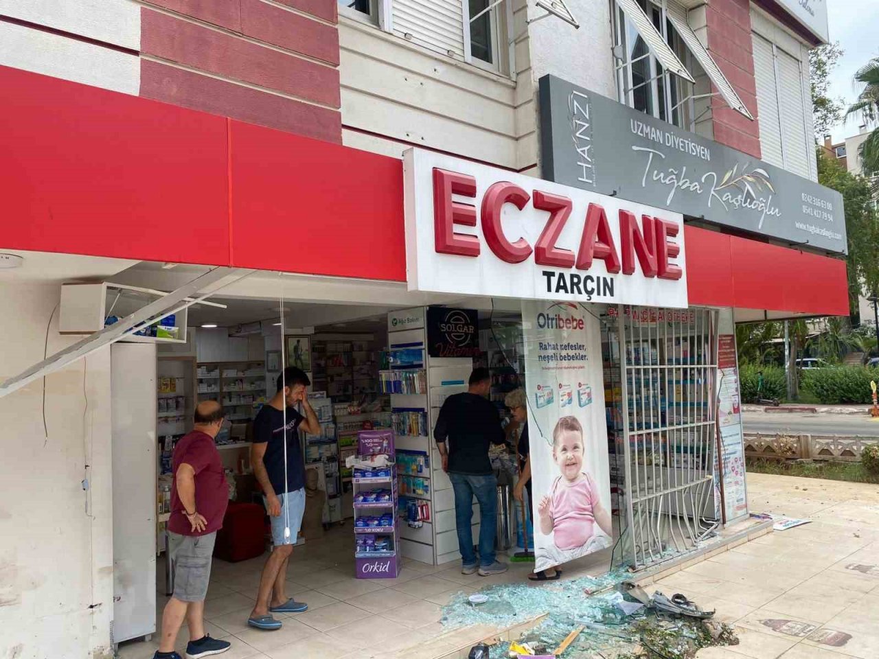 Hızını alamayan otomobil önce eczaneye sonra dönerci dükkanına daldı