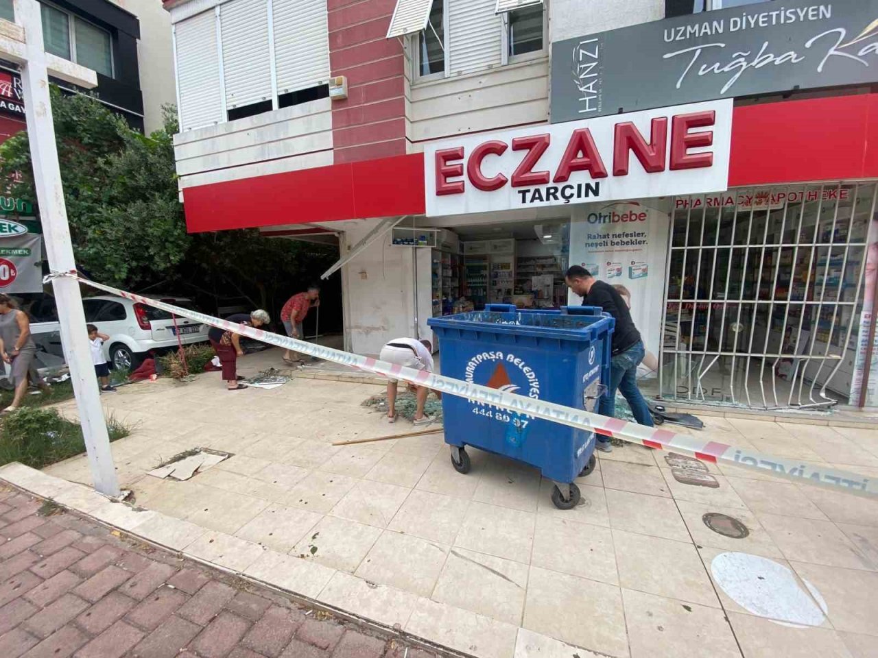 Hızını alamayan otomobil önce eczaneye sonra dönerci dükkanına daldı
