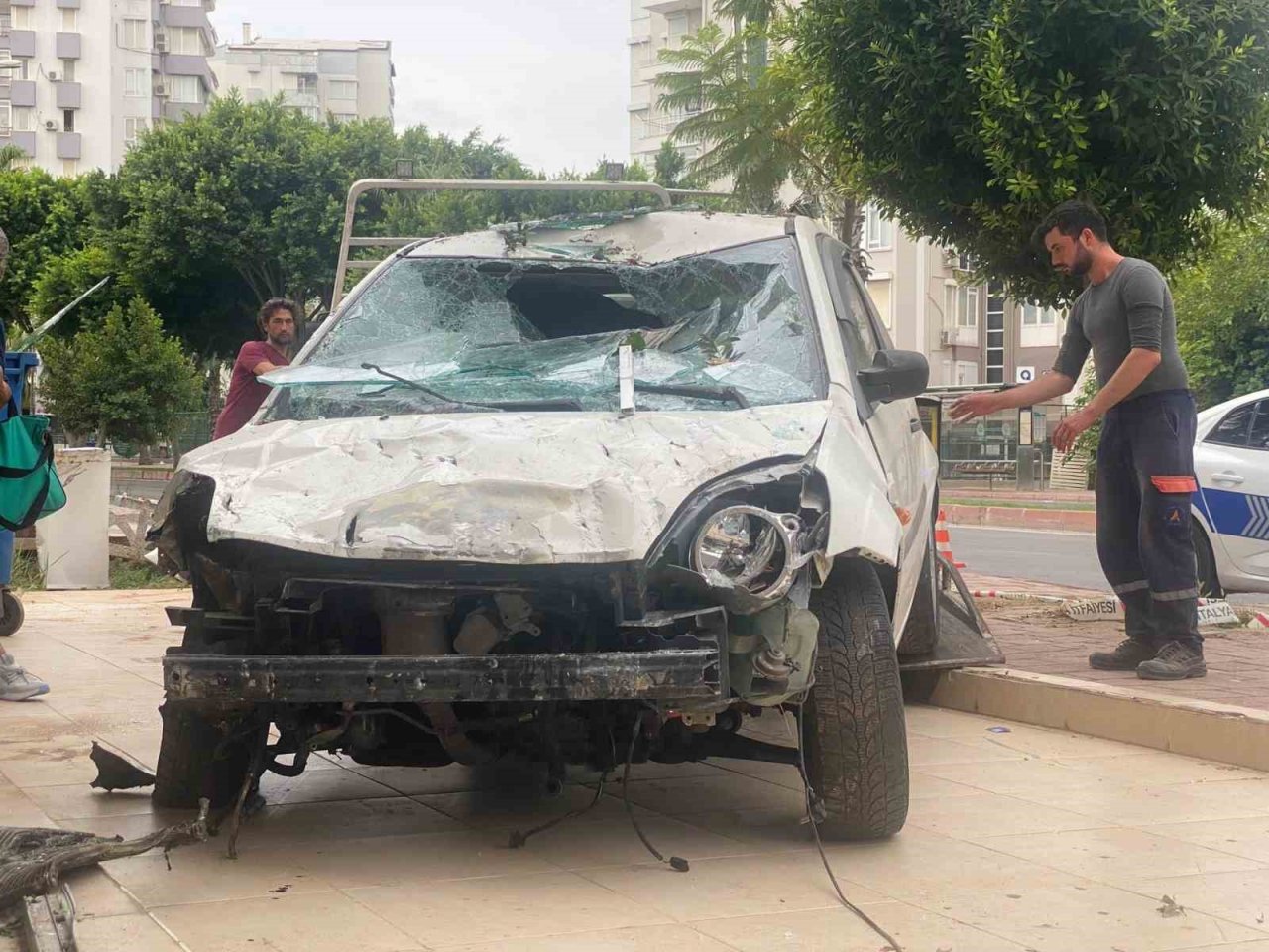 Hızını alamayan otomobil önce eczaneye sonra dönerci dükkanına daldı