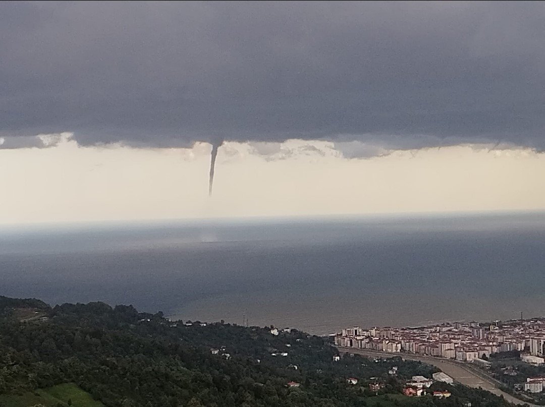 Arhavi’de oluşan hortum böyle görüntülendi