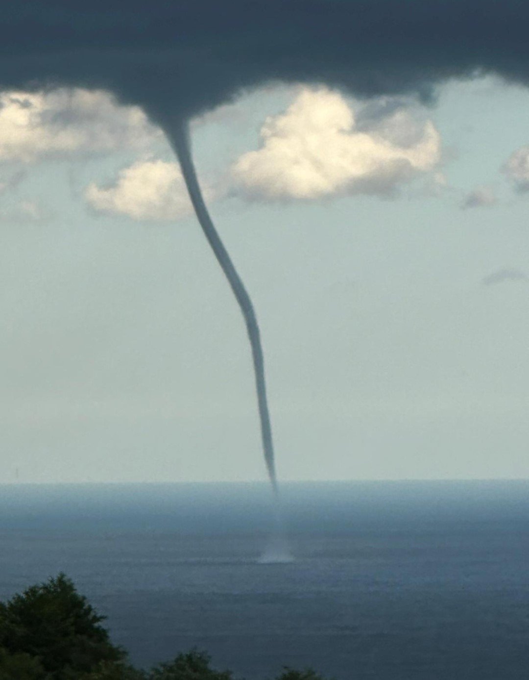 Arhavi’de oluşan hortum böyle görüntülendi