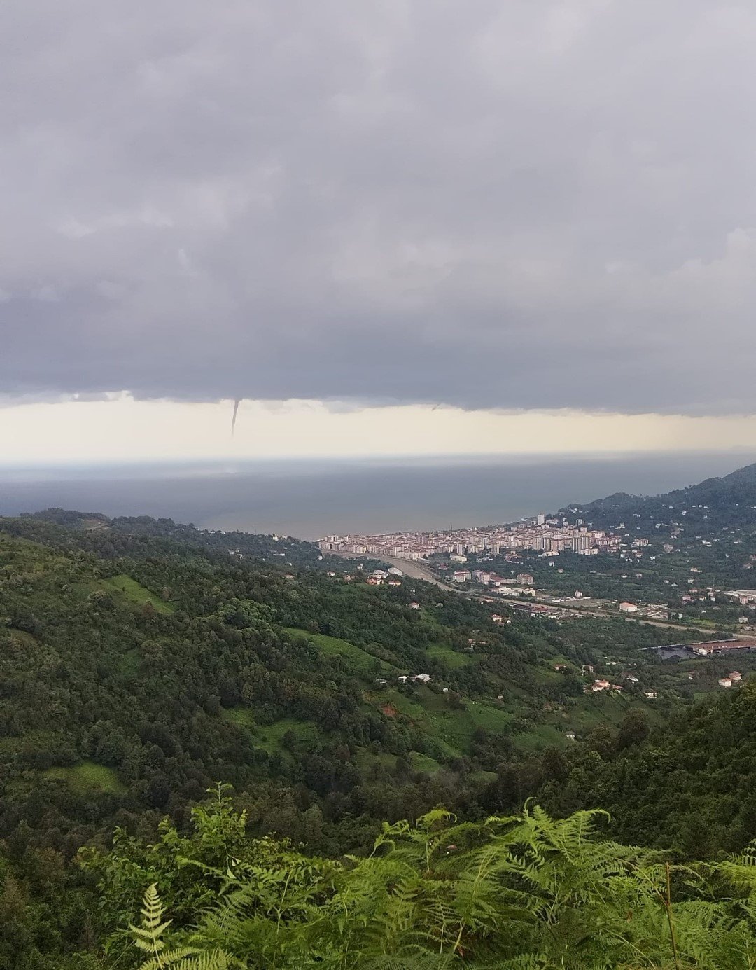 Arhavi’de oluşan hortum böyle görüntülendi