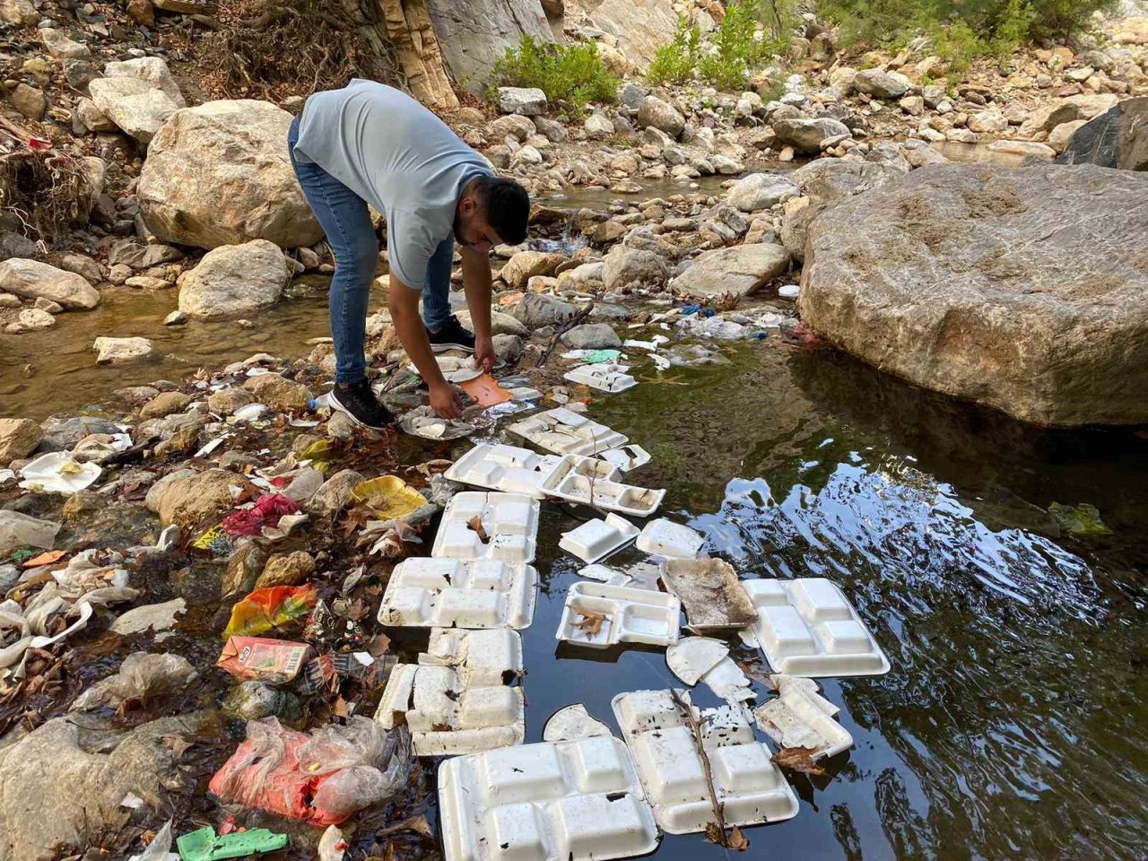 Sason’da mesire alanında çöp yığını